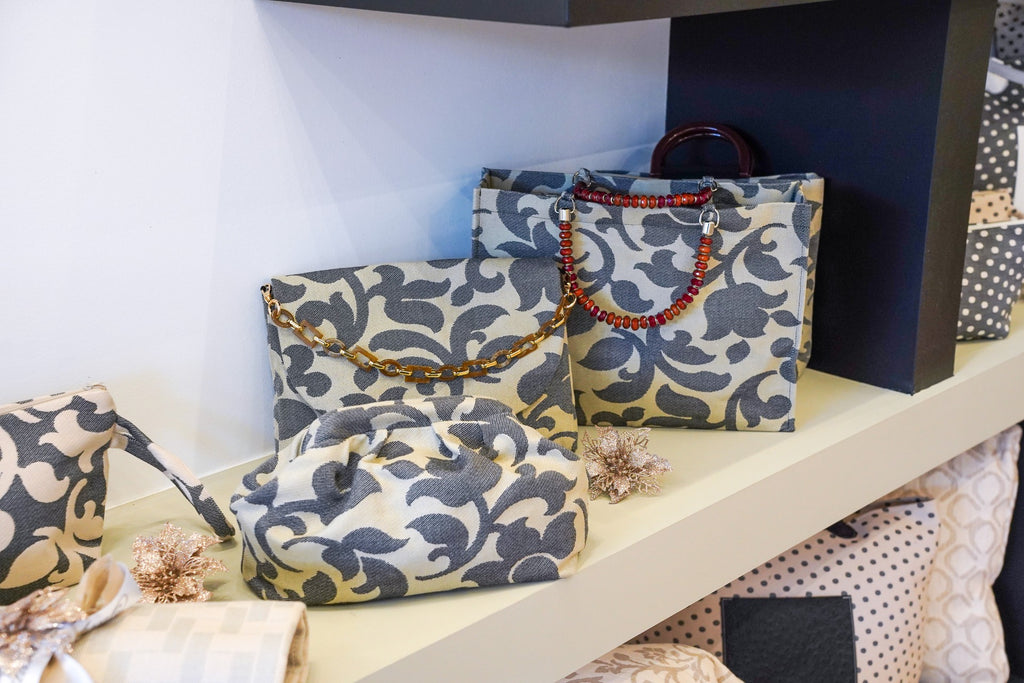 Pouch Flora in tessuto jacquard con motivo floreale