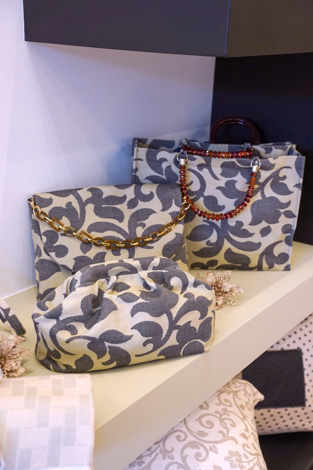 Pouch Flora in tessuto jacquard con motivo floreale